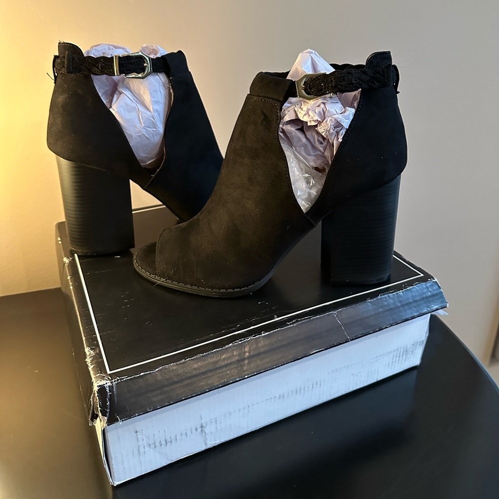 BNWT / BOX QUIPID CHUNKY HEELS / SZ 10